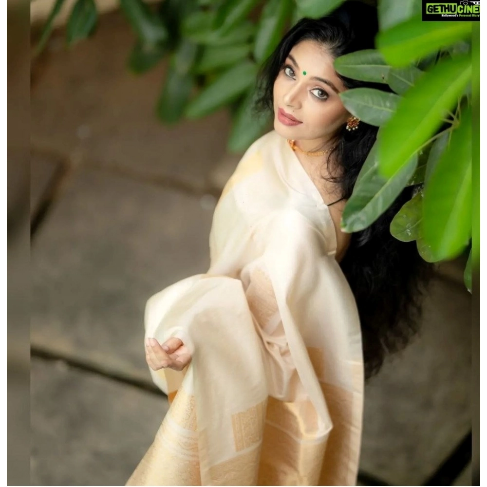 Women's Silk Printed Saree With Unstitched Blouse 5.5Mtr (Off White) - Image 3