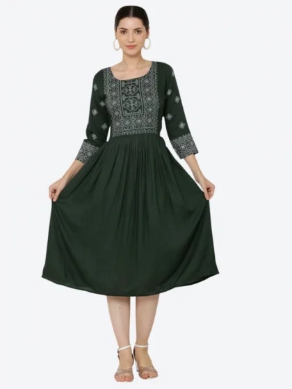 Women's Casual Rayon 3-4th Sleeves Kurti (Green)