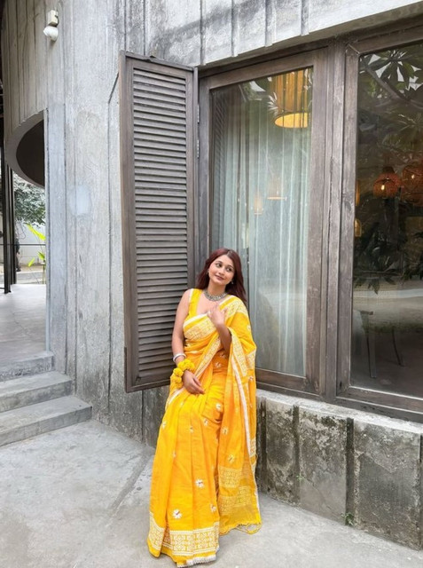 Women's Linen Floral Printed Saree With Unstitched Blouse - 5.5 Mtr (Yellow) - Image 3