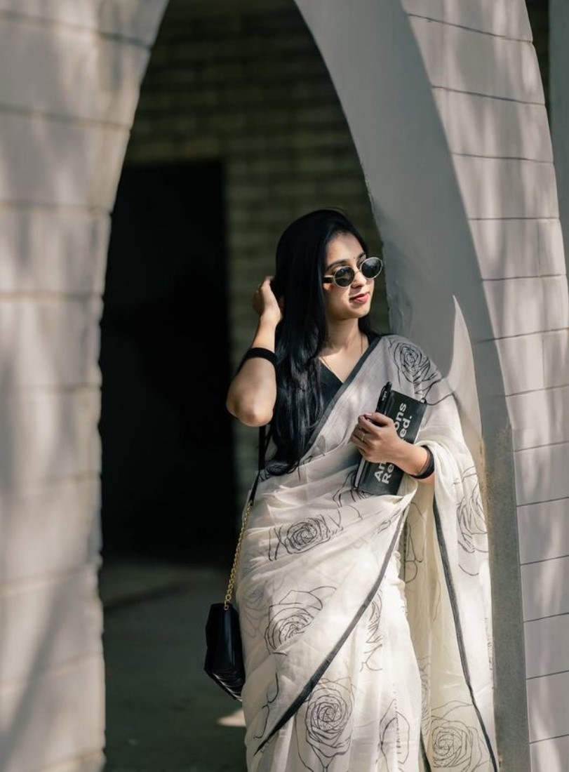 Women's Linen Floral Printed Saree With Unstitched Blouse - 5.5 Mtr (White-Black) - Image 3