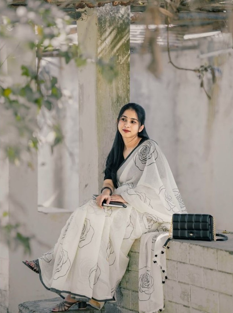 Women's Linen Floral Printed Saree With Unstitched Blouse - 5.5 Mtr (White-Black) - Image 4