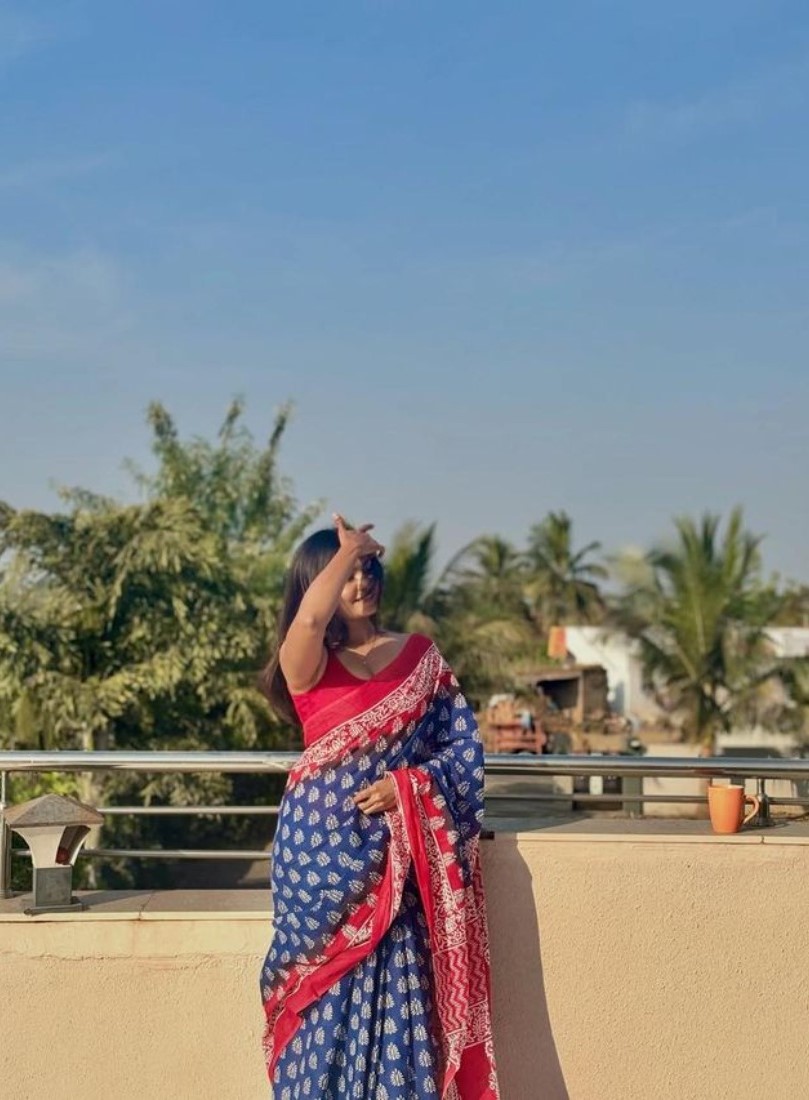 Women's Linen Printed Saree With Unstitched Blouse - 5.5 Mtr (Blue-Red) - Image 3