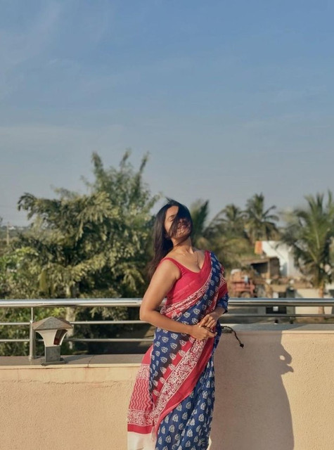Women's Linen Printed Saree With Unstitched Blouse - 5.5 Mtr (Blue-Red) - Image 5