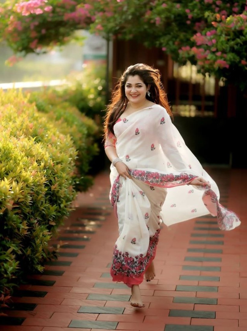 Women's Linen Floral Printed Saree With Unstitched Blouse - 5.5 Mtr (Off White) - Image 3