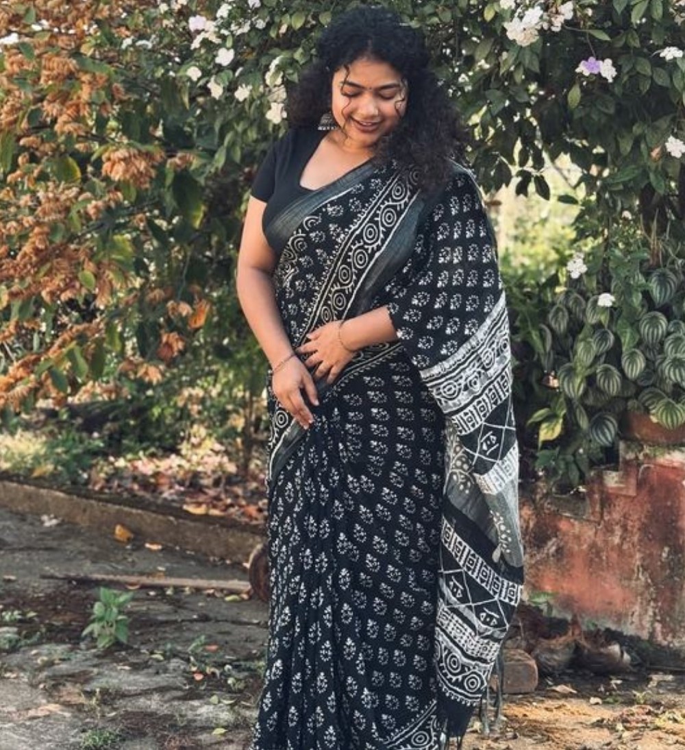 Women's Linen Printed Saree With Unstitched Blouse - 5.5 Mtr (Black)
