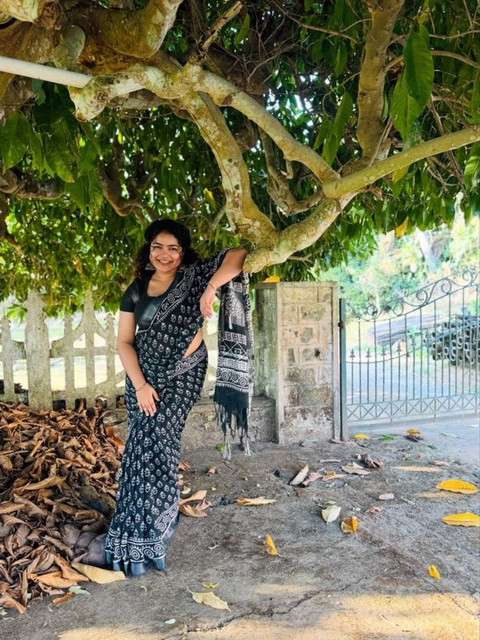 Women's Linen Printed Saree With Unstitched Blouse - 5.5 Mtr (Black) - Image 3