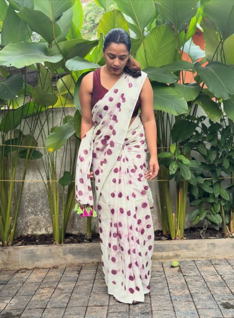 Women's Linen Printed Saree With Unstitched Blouse - 5.5 Mtr (White-Wine) - Image 4