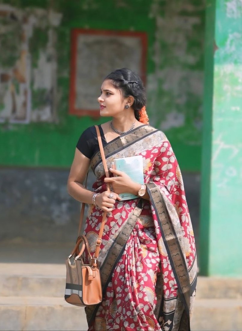 Women's Linen Floral Printed Saree With Unstitched Blouse - 5.5 Mtr (Maroon) - Image 4